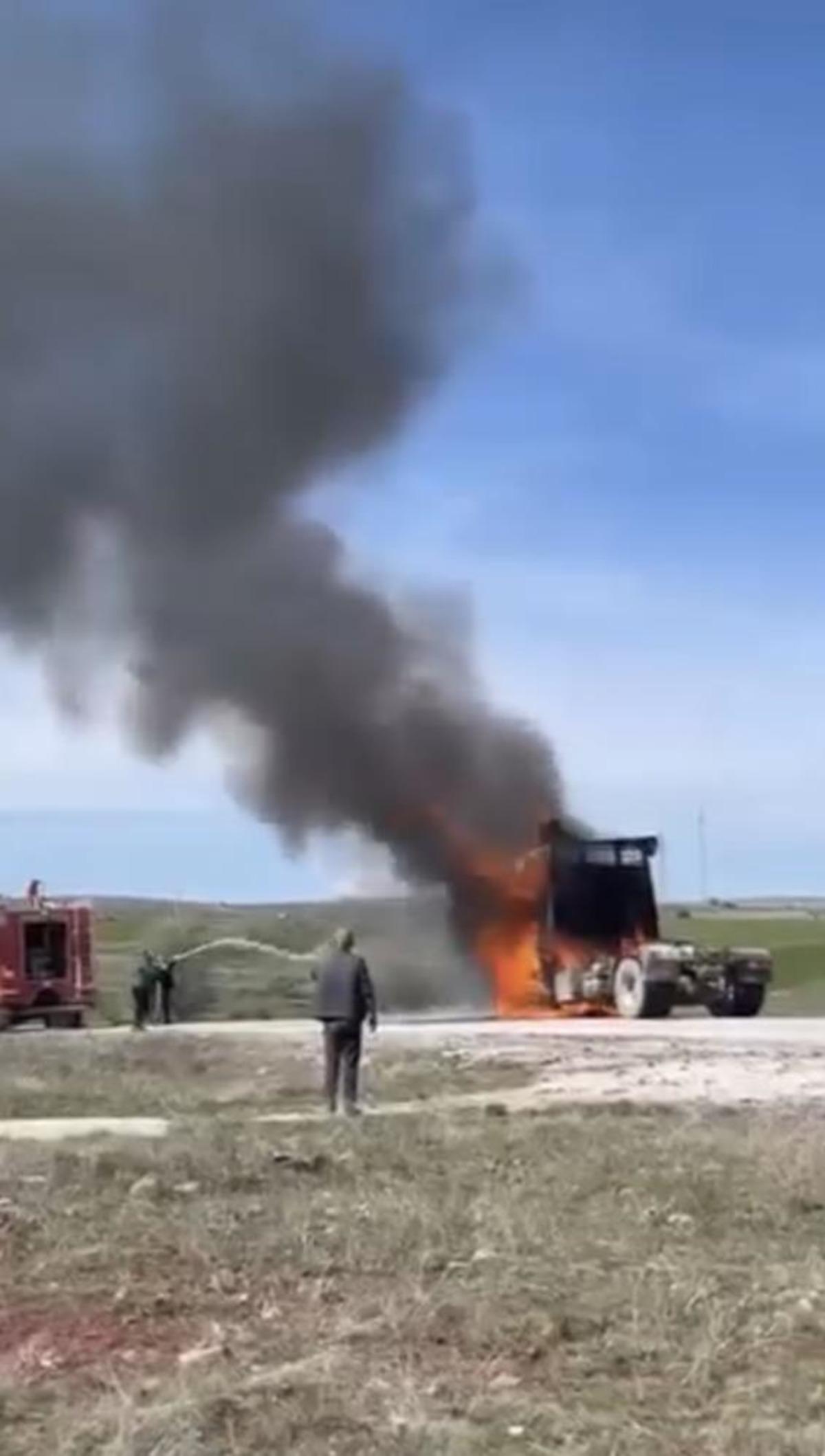 &Ccedil;ankırı da alevlere teslim olan tır k&uuml;le d&ouml;nd&uuml; 2