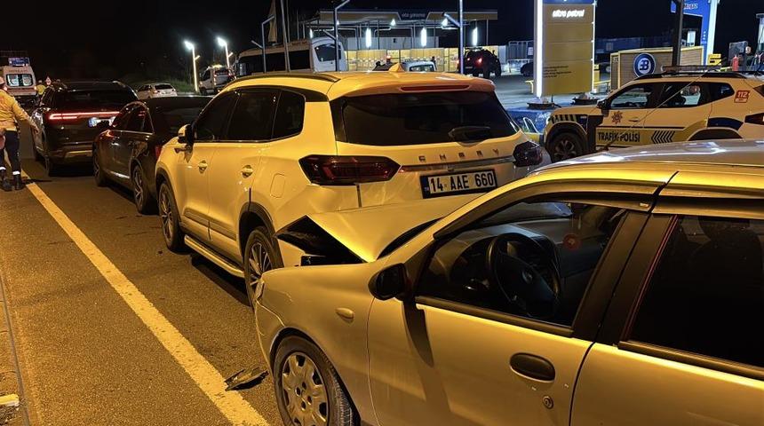 Bolu&rsquo;da ani fren yapıp ka&ccedil;an s&uuml;r&uuml;c&uuml;, zincirleme kazaya neden oldu: 3 yaralı