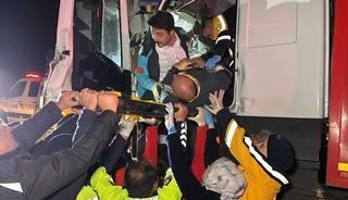 Kamyon tıra &ccedil;arptı, s&uuml;r&uuml;c&uuml; kabinde sıkıştı