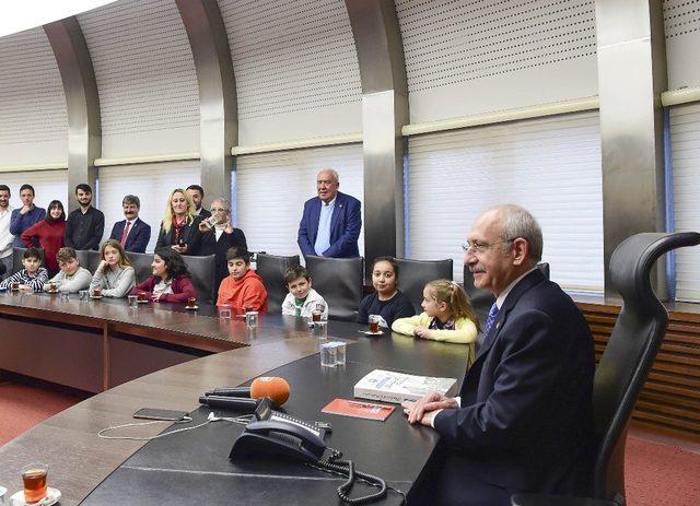 Kılıçdaroğlu, Atatürk’e yazdıkları mektupları kitap haline getiren çocukları kabul etti