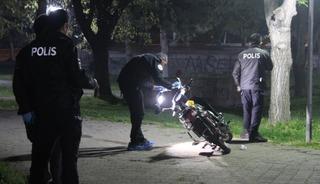 Parkta iki grup tabanca ve bı&ccedil;akla birbirine girdi: 2 yaralı