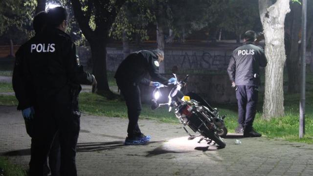 Parkta iki grup tabanca ve bıçakla birbirine girdi: 2 yaralı