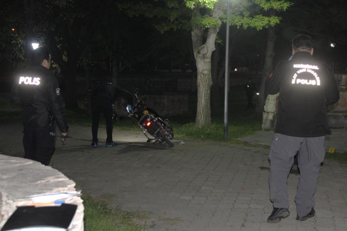 Parkta iki grup tabanca ve bı&ccedil;akla birbirine girdi: 2 yaralı 1