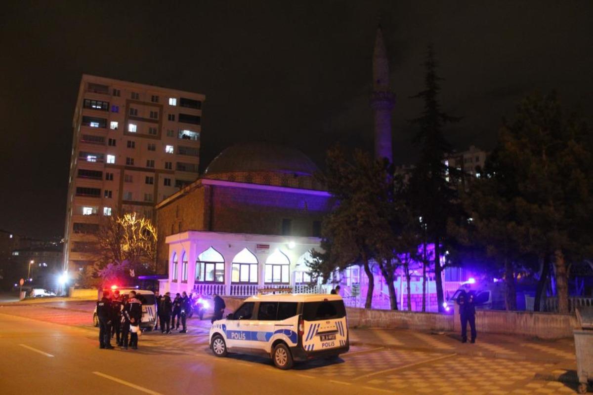 Parkta iki grup tabanca ve bı&ccedil;akla birbirine girdi: 2 yaralı 2