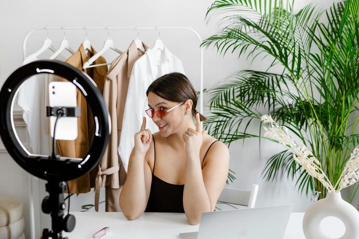 T&uuml;m influencer'ların ağız birliği yapıp "Kesin alın!" diye &ouml;vd&uuml;ğ&uuml; o meşhur &uuml;r&uuml;n&uuml; g&ouml;rd&uuml;ğ&uuml;nde aklından ge&ccedil;enleri bizimle paylaşır mısın?