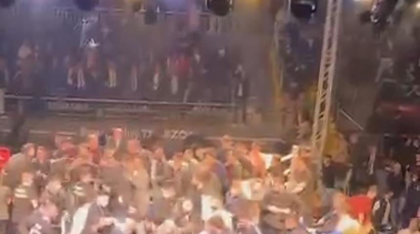 Trabzon'da hafif sıklet ma&ccedil;ında kavga: Ortalık bir anda karıştı