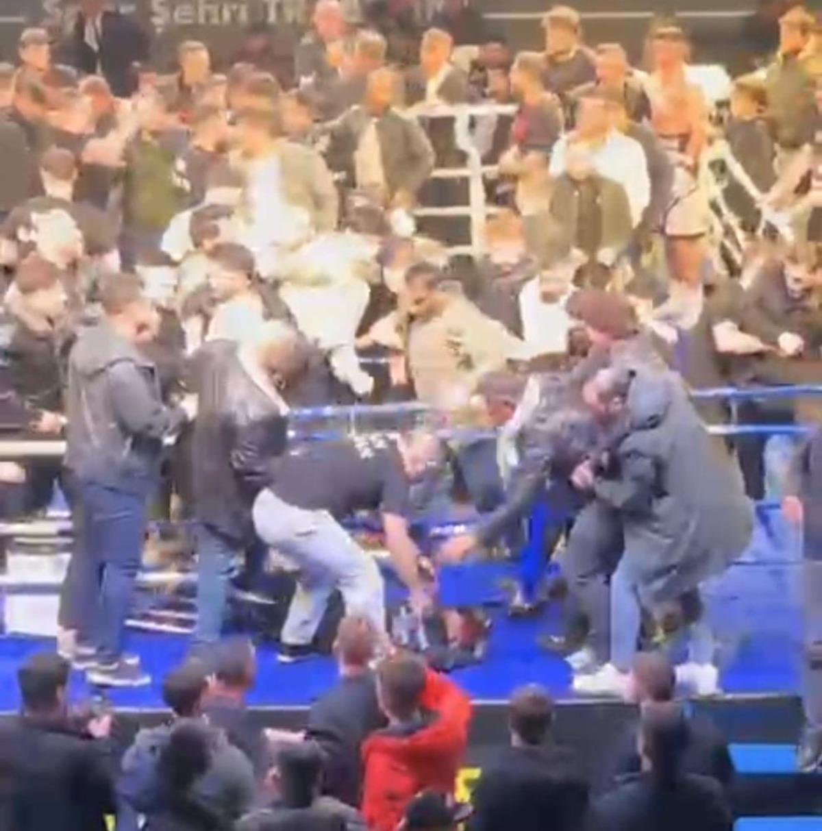 Trabzon da hafif sıklet ma&ccedil;ında kavga: Ortalık bir anda karıştı 1