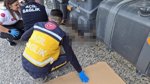 Kamyonun altında kalan motosikletin s&uuml;r&uuml;c&uuml;s&uuml; hayatını kaybetti 2