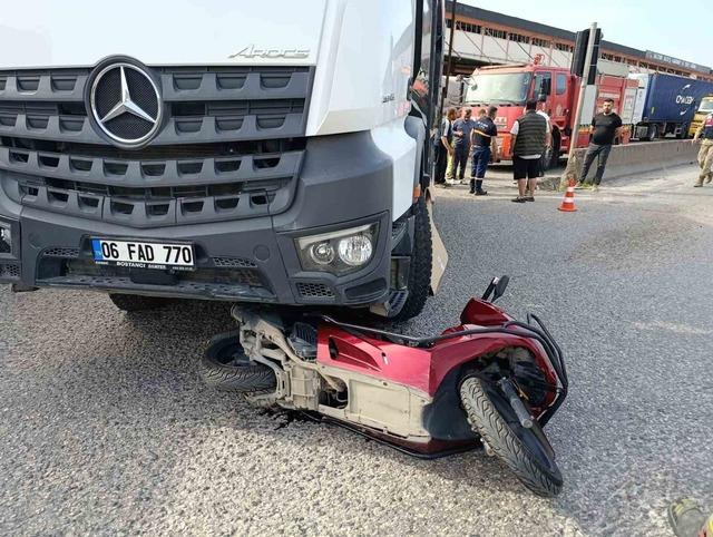 Kamyonun altında kalan motosikletin s&uuml;r&uuml;c&uuml;s&uuml; hayatını kaybetti 1