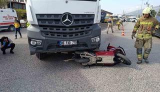 Kamyonun altında kalan motosikletin s&uuml;r&uuml;c&uuml;s&uuml; hayatını kaybetti
