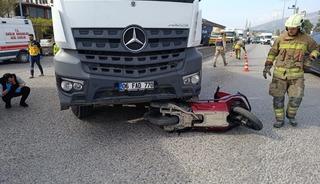 Motosiklet s&uuml;r&uuml;c&uuml;s&uuml;n&uuml;n feci &ouml;l&uuml;m&uuml;: Kamyonun altında kaldı