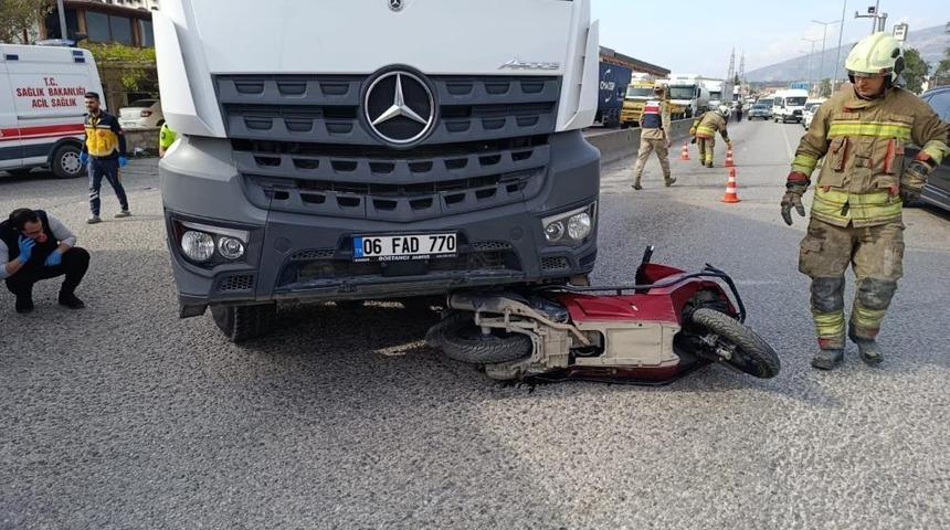 Kamyonun altında kalarak ezilen motosikletin s&uuml;r&uuml;c&uuml;s&uuml; hayatını kaybetti