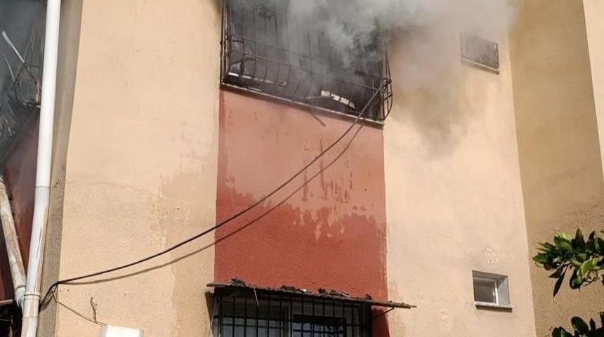 D&ouml;rtyol&rsquo;da apartman dairesi alevlere teslim oldu