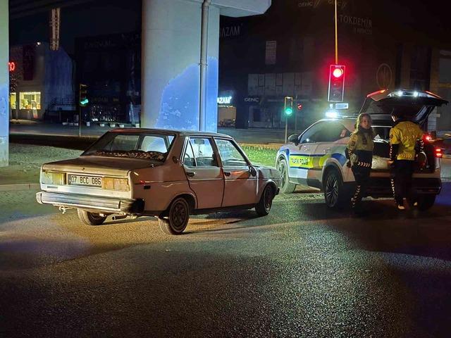 Polisten ka&ccedil;an alkoll&uuml; s&uuml;r&uuml;c&uuml;ye 400 bin TL ceza 1