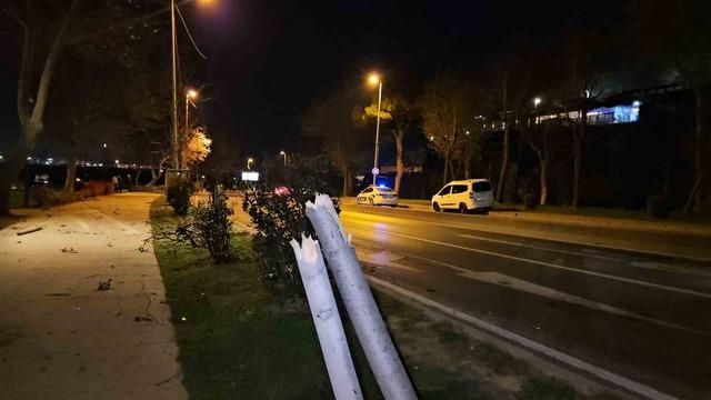 Yoldan &ccedil;ıkan otomobil taklalar atarak parka savruldu: 1 yaralı 7