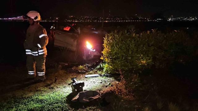 Yoldan &ccedil;ıkan otomobil taklalar atarak parka savruldu: 1 yaralı 3