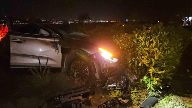 Yoldan &ccedil;ıkan otomobil taklalar atarak parka savruldu: 1 yaralı 2