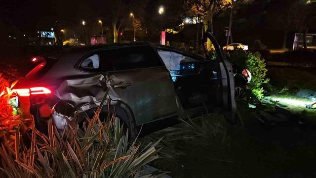 Yoldan &ccedil;ıkan otomobil taklalar atarak parka savruldu: 1 yaralı 1