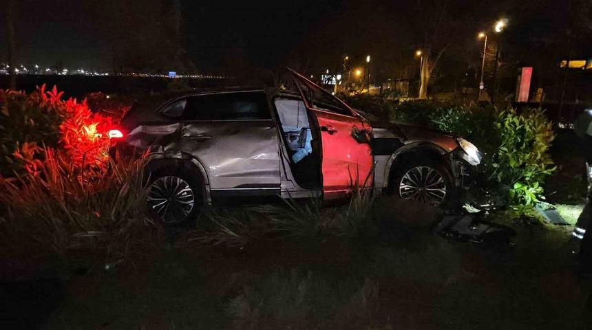 Yoldan &ccedil;ıkan otomobil taklalar atarak parka savruldu: 1 yaralı