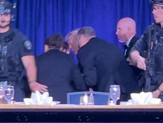 Trump'ın katıldığı yemekte silah sesleri! 