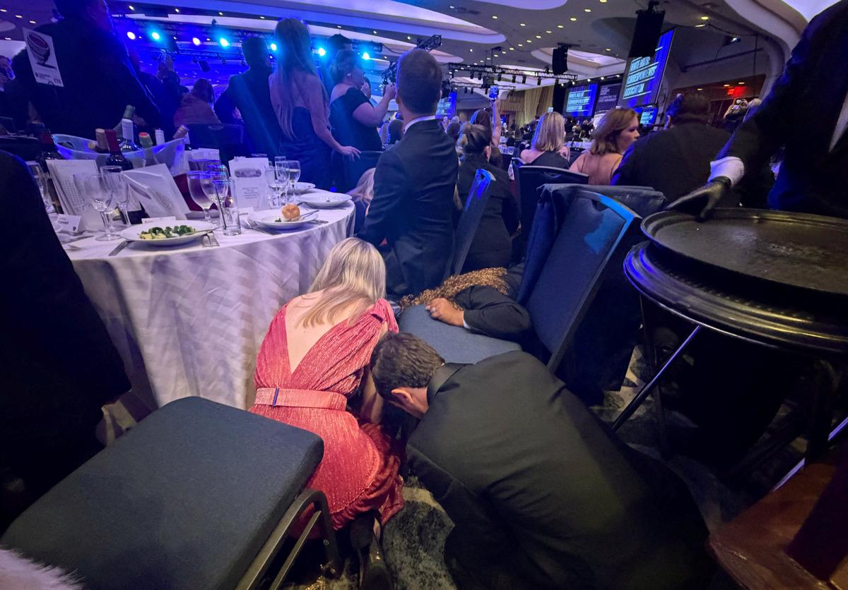  Beyaz Saray Muhabirleri Derneği yemeğinde saldırı! Trump salondan çıkarıldı 2