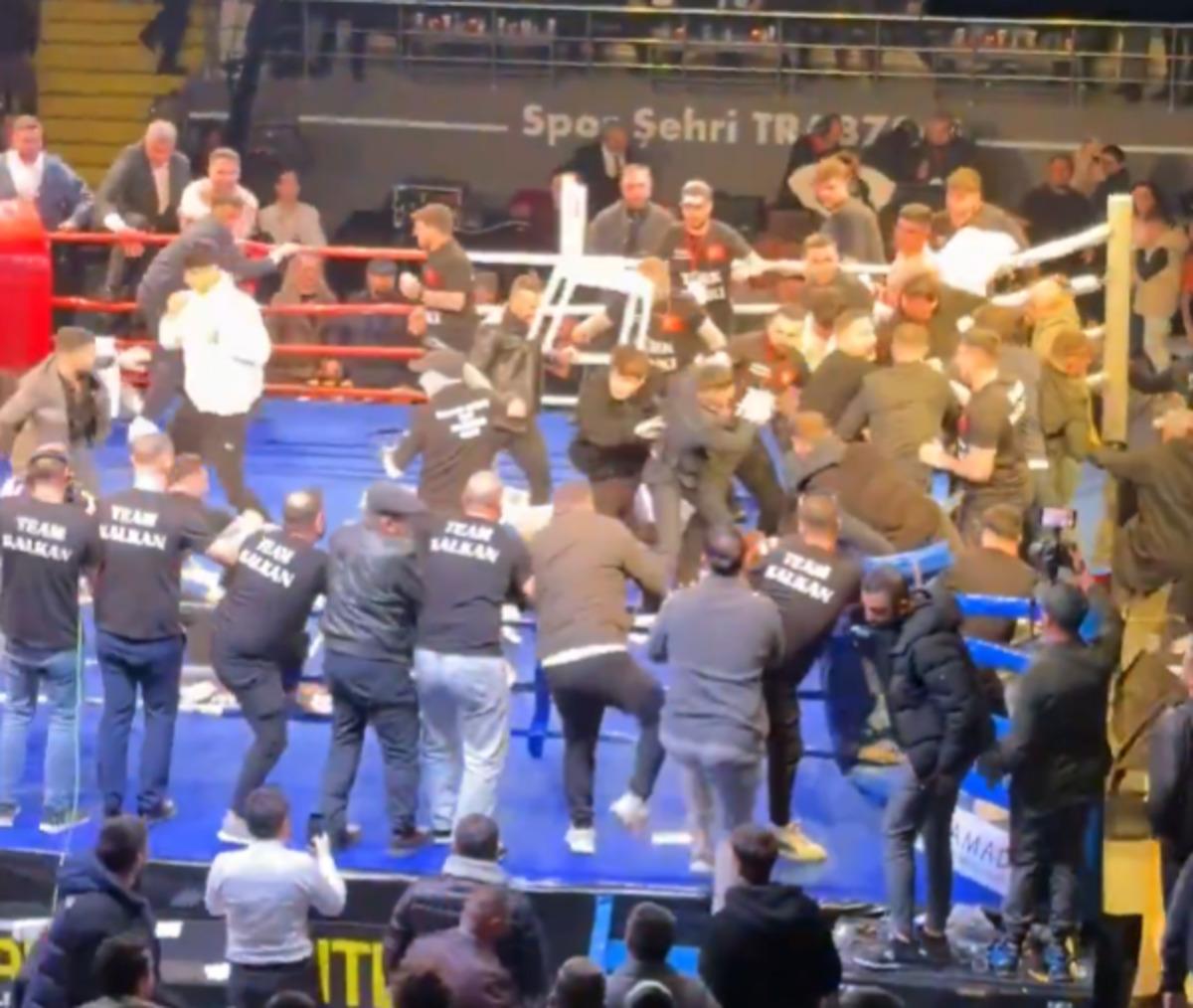 Sonunda bu da oldu: Trabzon da yaşandı! Ringe girip boks&ouml;rleri d&ouml;vd&uuml;ler... 1