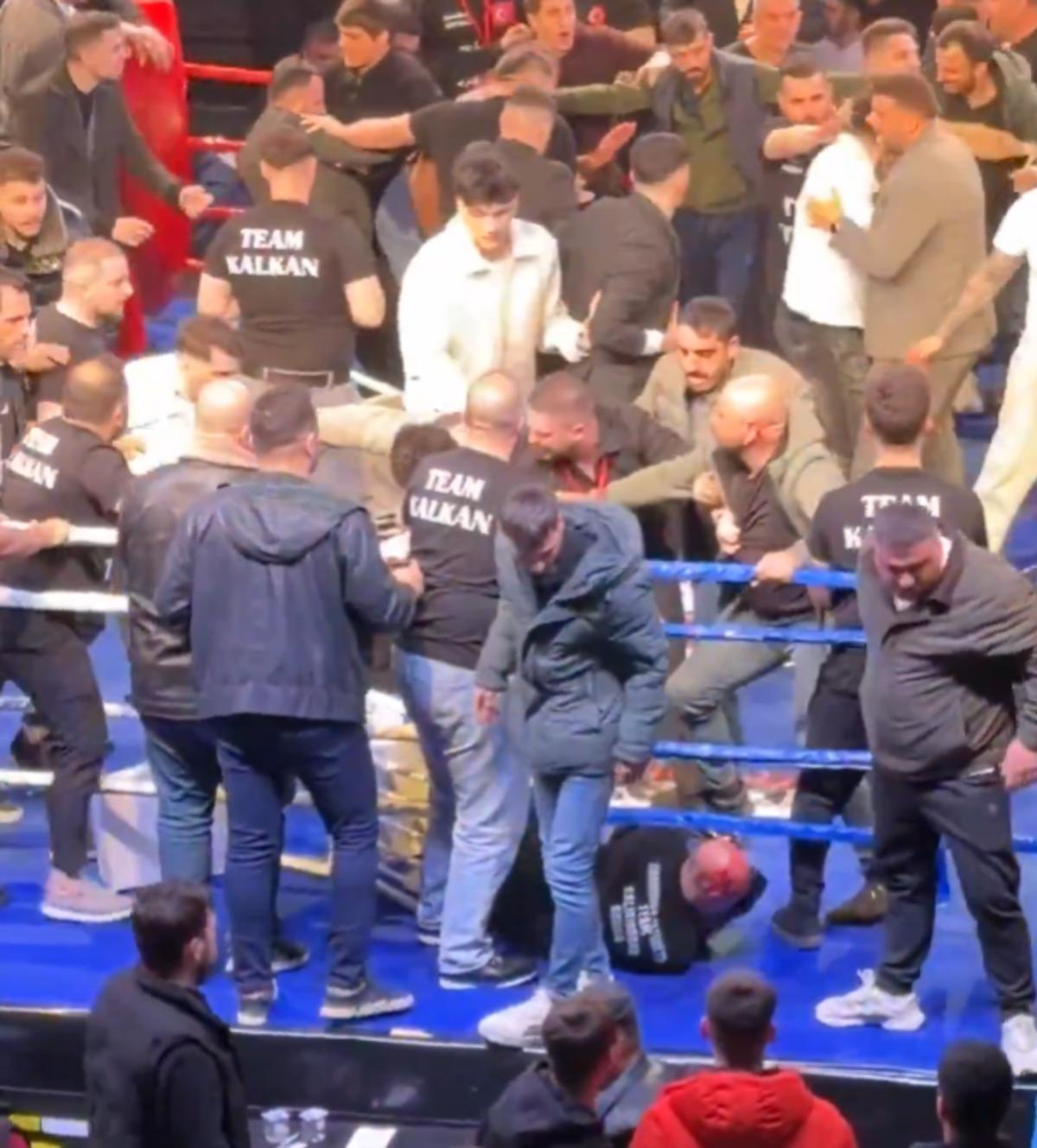 Sonunda bu da oldu: Trabzon da yaşandı! Ringe girip boks&ouml;rleri d&ouml;vd&uuml;ler... 2