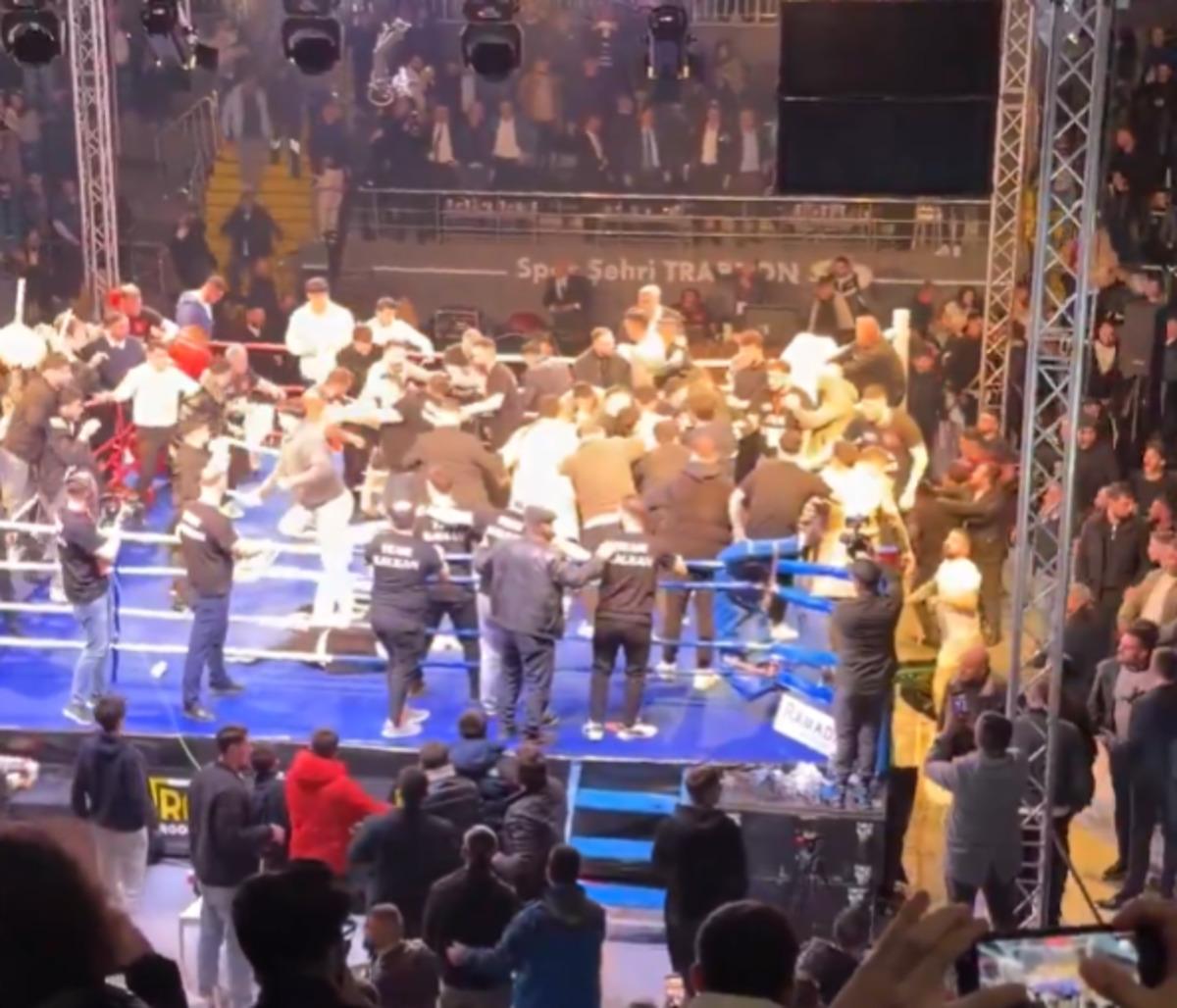 Sonunda bu da oldu: Trabzon da yaşandı! Ringe girip boks&ouml;rleri d&ouml;vd&uuml;ler... 3