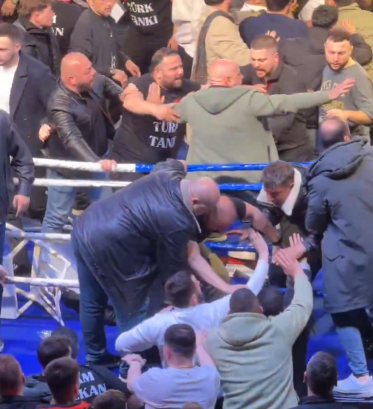 Sonunda bu da oldu: Trabzon da yaşandı! Ringe girip boks&ouml;rleri d&ouml;vd&uuml;ler... 4