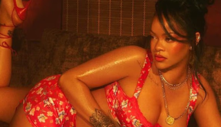 'Vahşi yaz' koleksiyonu! Eteğinin arkasını g&ouml;renler şaştı kaldı