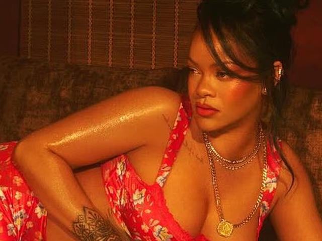 'Vahşi yaz' koleksiyonu! Eteğinin arkasını g&ouml;renler şaştı kaldı