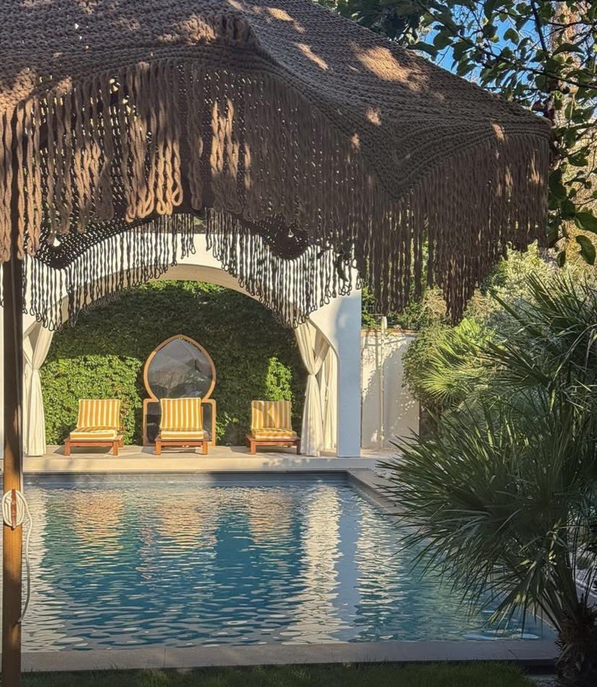 Demet &Ouml;zdemir in evinin devasa bah&ccedil;esi konuşuluyor!  1