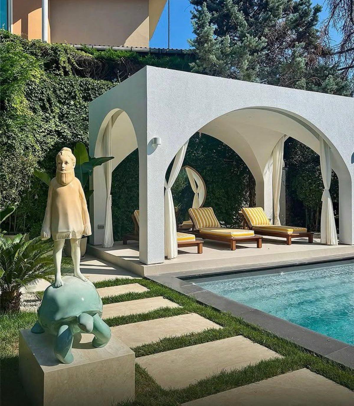 Demet &Ouml;zdemir in evinin devasa bah&ccedil;esi konuşuluyor!  2