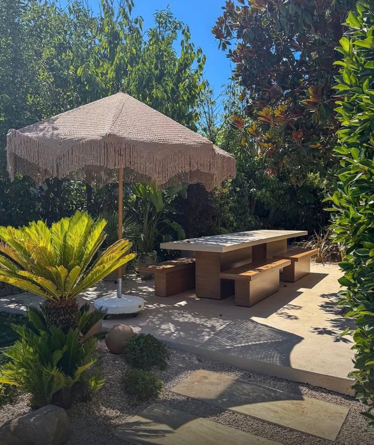 Demet &Ouml;zdemir in evinin devasa bah&ccedil;esi konuşuluyor!  3