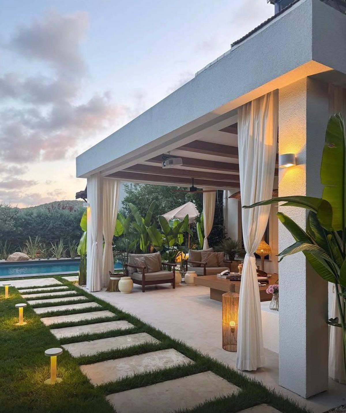 Demet &Ouml;zdemir in evinin devasa bah&ccedil;esi konuşuluyor!  4