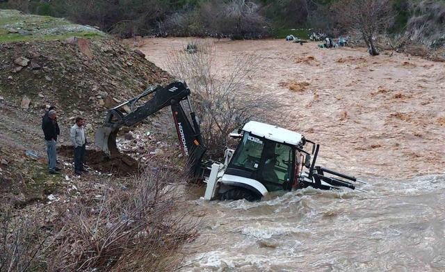 Mutki&rsquo;de dereye kapılan kep&ccedil;e kurtarıldı 4