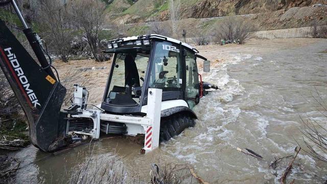 Mutki&rsquo;de dereye kapılan kep&ccedil;e kurtarıldı 3