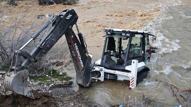 Mutki&rsquo;de dereye kapılan kep&ccedil;e kurtarıldı 2