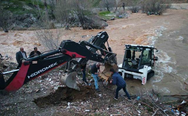 Mutki&rsquo;de dereye kapılan kep&ccedil;e kurtarıldı 1