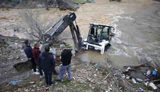 Mutki&rsquo;de dereye kapılan kep&ccedil;e kurtarıldı