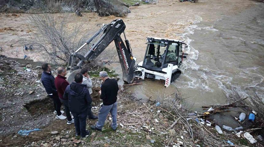 Mutki&rsquo;de dereye kapılan kep&ccedil;e kurtarıldı