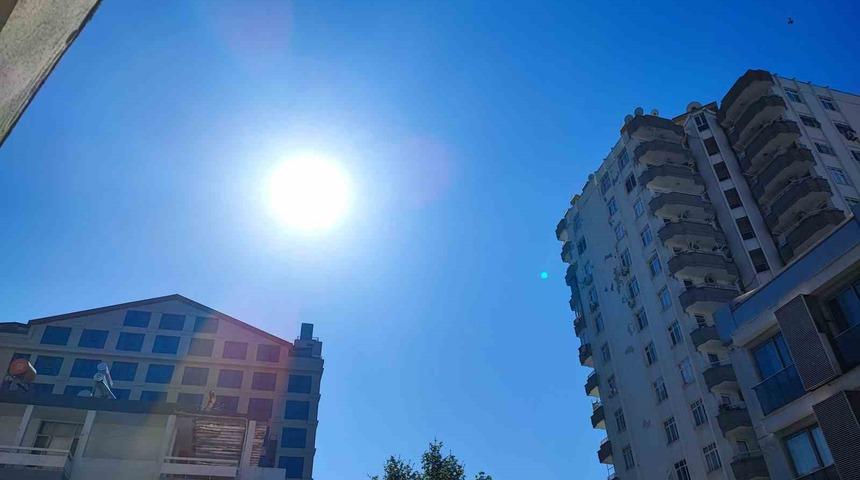 Adana&rsquo;da sıcaklık d&uuml;ş&uuml;yor, yağışlı hava geliyor