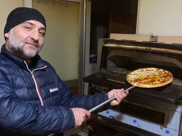 Klavyeyi bıraktı, merdaneyi se&ccedil;ti: Bayburt&rsquo;ta 'pizzacı' oldu