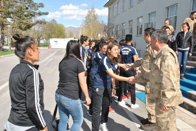 Hakkarigücü Kadın Futbol Takımı'ndan Tuğgeneral Özfidan'a teşekkür ziyareti