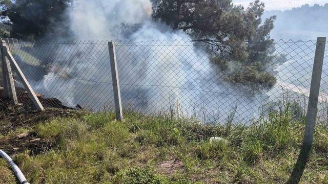 Tarlasındaki otları temizlerken ormanlık alanı yaktı