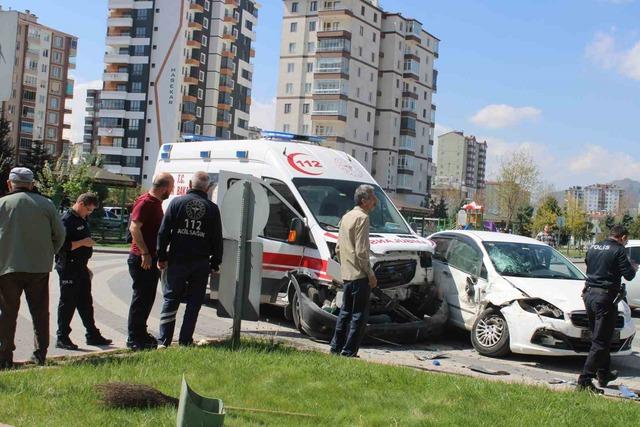 Hasta taşıyan ambulansla otomobil &ccedil;arpıştı: 2 yaralı 4