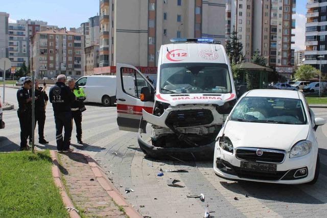 Hasta taşıyan ambulansla otomobil &ccedil;arpıştı: 2 yaralı 3
