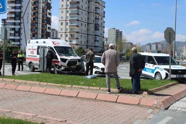 Hasta taşıyan ambulansla otomobil &ccedil;arpıştı: 2 yaralı 2