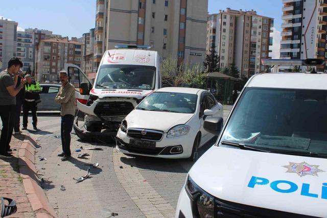 Hasta taşıyan ambulansla otomobil &ccedil;arpıştı: 2 yaralı 1