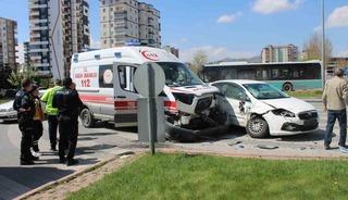 Hasta taşıyan ambulansla otomobil &ccedil;arpıştı: 2 yaralı